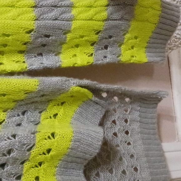 Allen B. Lightweight, Knitted Sweater- Juniors XL- (Gray/Neon Light Green) - Picture 3 of 6